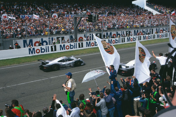 Wyścig samochodów Porsche na torze Le Mans w 1998 r