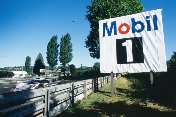 Panel Mobil 1 na skraju toru Le Mans w 1998 r