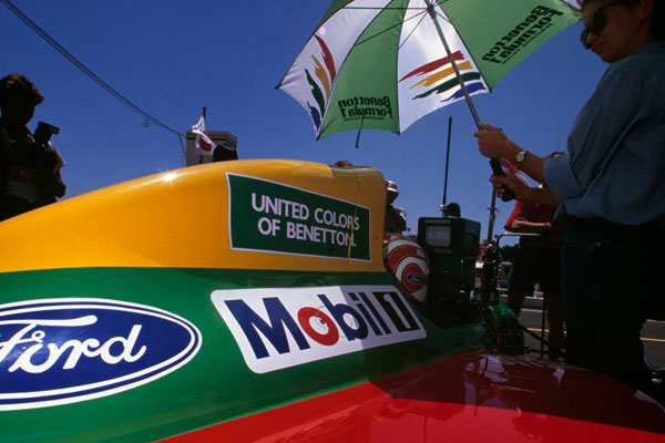Samochód F1 z logo Mobil 1 i Forda w słońcu