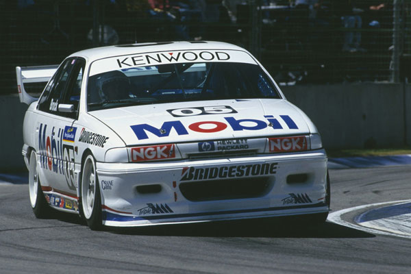 Peter Brock jadący w Bathurst w 1997 r