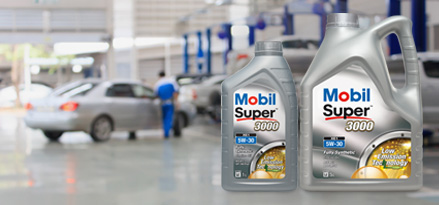 Mobil Super™ 3000 XE1 5W-30 na stole warsztatowym w warsztacie