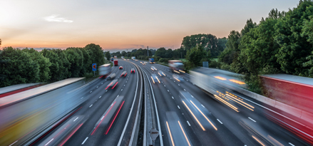 Pojazdy jadą ruchliwą autostradą