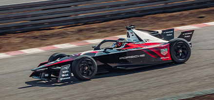 Samochód Porsche Formula E na torze