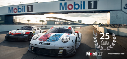2 pojazdy Porsche na torze w Sebring z logo Mobil w tle