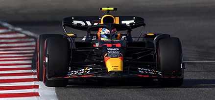 Samochód Oracle Red Bull Racing ściga się z dużą prędkością po torze.