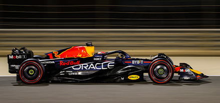 Samochód Oracle Red Bull Racing jedzie w słońcu
