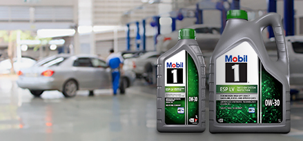Mobil 1 ESP 5W-30 na ławce w garażu