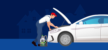 Osoba z podniesioną maską samochodu i butelką Mobil 1 obok niej