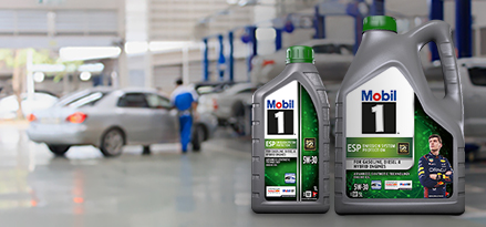 Mobil 1™ ESP 5W-30 na ławce w garażu