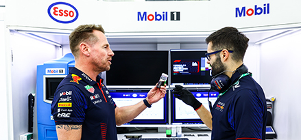 Widok z lotu ptaka na bolid F1 zespołu Red Bull Racing