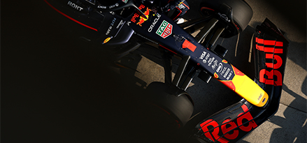 Bolid Red Bull Racing na torze wyścigowym