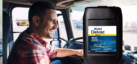 Kierowca w samochodzie dostawczym z produktem Mobil Delvac Modern
