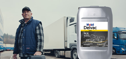 Kierowca ciężarówki z produktem Mobil Delvac Ultra