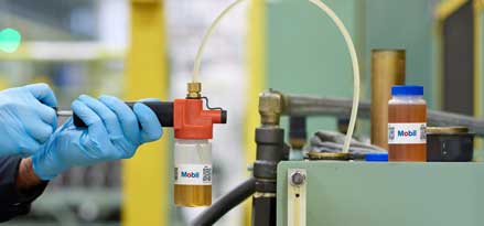 Inżynier Mobil z próbką do analizy Mobil Lubricant Analysis