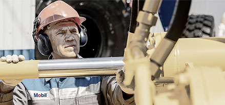 Pracownik Mobil obsługujący duży układ hydrauliczny