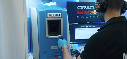 Inżynier Red Bulla korzystający z urządzenia do analizy oleju Mobil 1