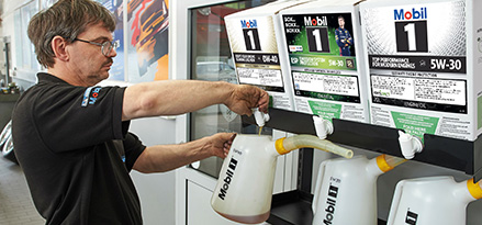 Mechanik nalewający olej silnikowy