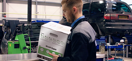 mechanik posiadający Mobil Boxx