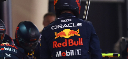 Logo partnerstwa Red Bull z tyłu koszulki