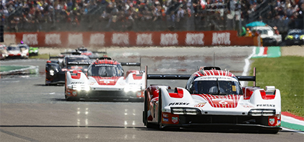 Samochody wyścigowe Porsche na torze