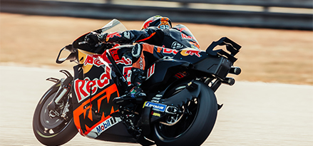 Motocyklista Red Bulla ściga się na torze