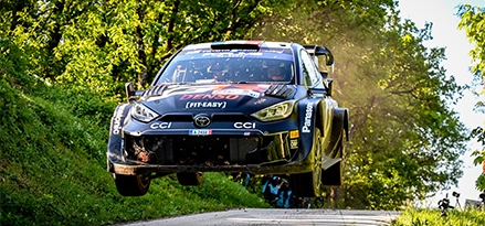 Samochód Toyota Gazoo w powietrzu nad drogą