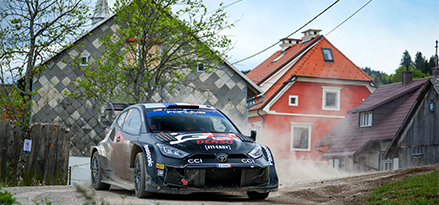 Toyota jedzie drogą w Chorwacji