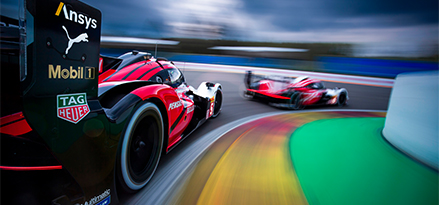 Samochód wyścigowy Porsche na torze