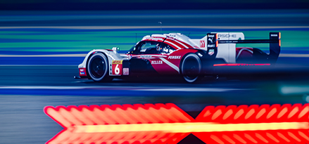 Czerwono-biały wyścigowy Porsche na torze