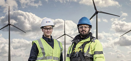 Pracownik Mobil i klient na tle turbin wiatrowych