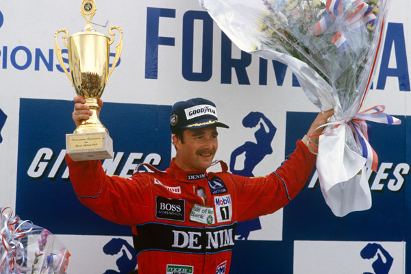 Nigel Mansell trzymający trofeum podczas Grand Prix Belgii w 1986 roku