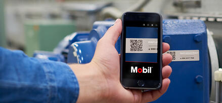 Klient firmy Mobil korzysta z aplikacji Mobil Lubricant Analysis, aby zeskanować przykładowy kod QR