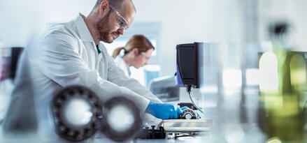 Analityk laboratoryjny pracujący nad łożyskiem